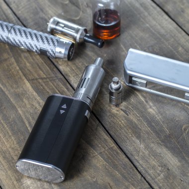 Ahşap arka plan üzerinde sağlıklı sigara için Kit