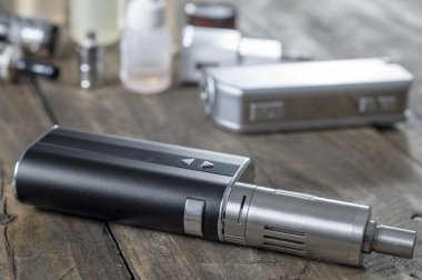 Ahşap arka plan üzerinde sağlıklı sigara için Kit