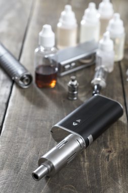 Ahşap arka plan üzerinde sağlıklı sigara için Kit