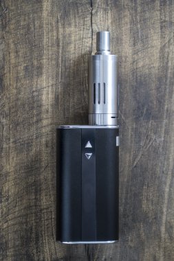 Ahşap arka plan üzerinde sağlıklı sigara için Kit