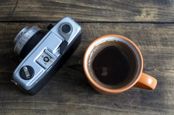 Tasse Kaffee mit Retro-Kamera — Stockfoto