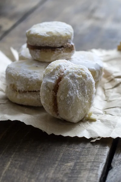 Házi készítésű kis kerek cookie-kat a szüreti fa tábla — Stock Fotó