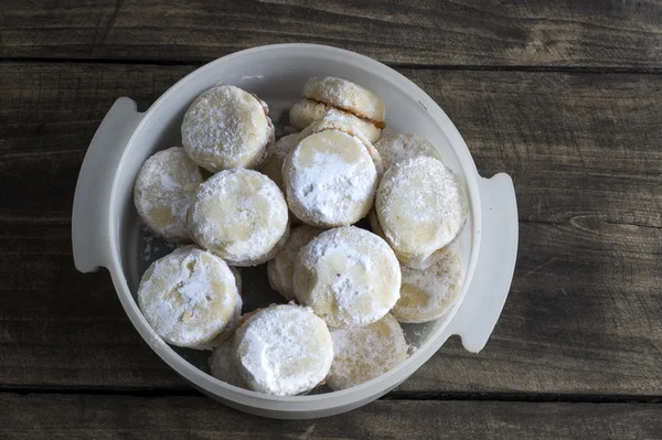 Házi készítésű kis kerek cookie-kat a szüreti fa tábla — Stock Fotó