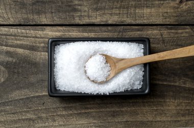 Kase ve kaşığı deniz tuzu