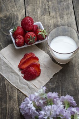 Kase ve süt ahşap masa backgro üzerinde taze olgun çilek