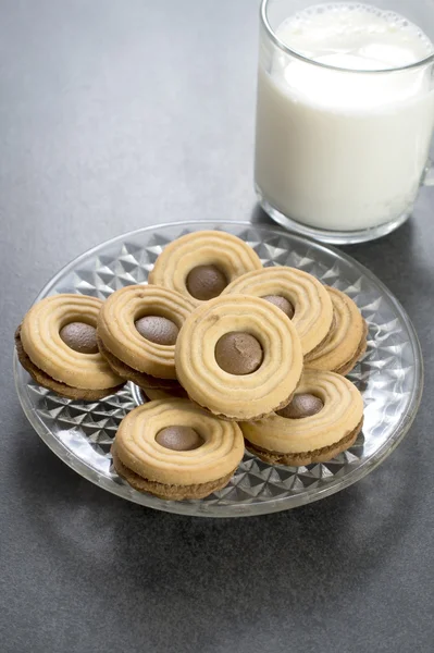 Biscuit au chocolat avec lait sur la table — Photo