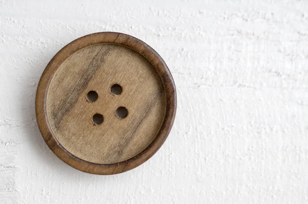 Botón en una mesa de madera —  Fotos de Stock