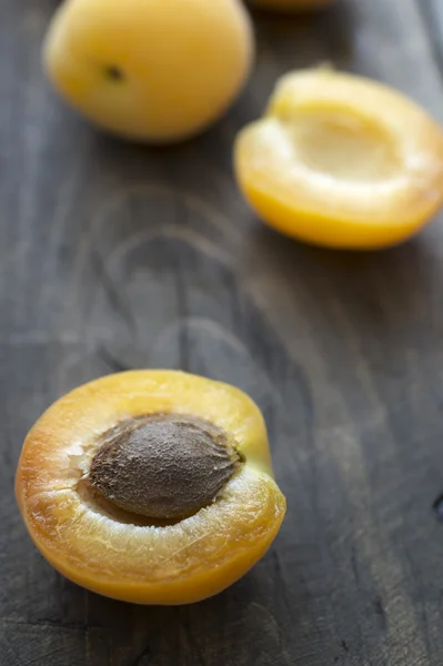 Свежесобранные абрикосы — стоковое фото