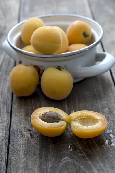 Frisch gepflückte Aprikosen — Stockfoto