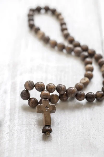 Manik-manik rosario kayu dan salib — Stok Foto