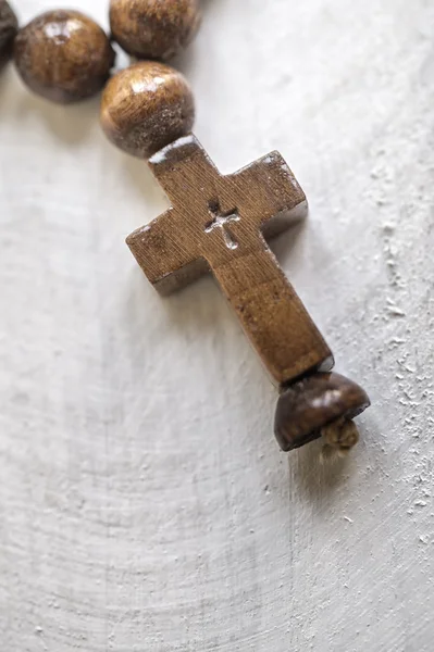 Dřevěný růženec a kříž — Stock fotografie