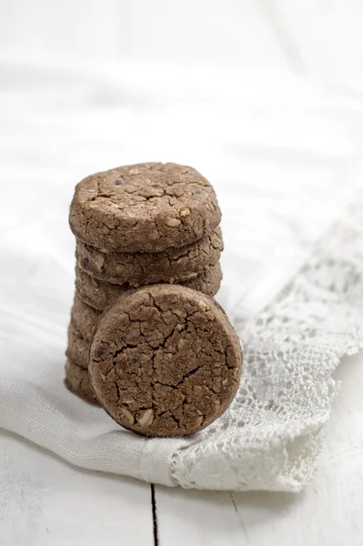 Čokoládové cookies na bílý ubrousek — Stock fotografie