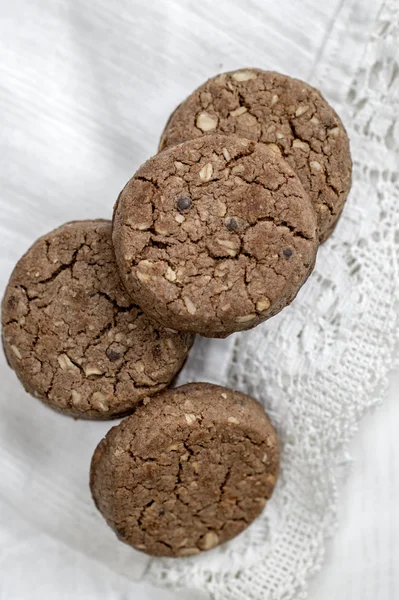 Biscoitos de chocolate em guardanapo branco — Fotografia de Stock