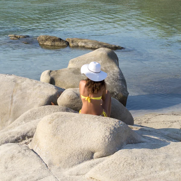 年轻姑娘坐在岩石上 — 图库照片