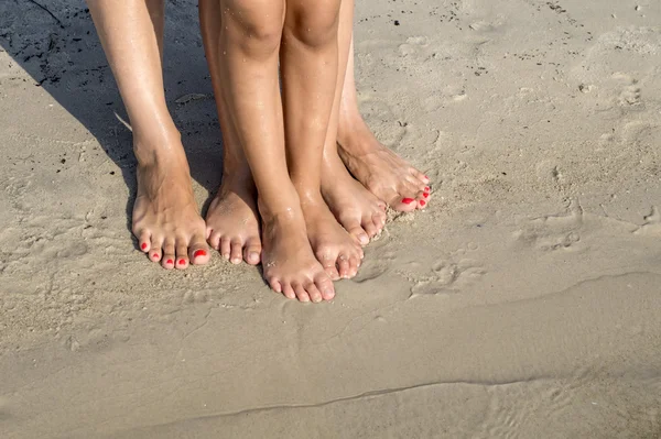 Piedi di bambino e mamma nella sabbia del mare — Foto Stock