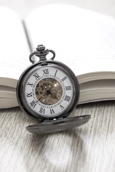 Tijd om te leren en het boek lezen — Stockfoto