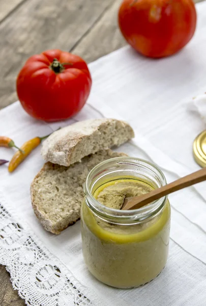 Hummus Crostini mit Tomaten — Stockfoto