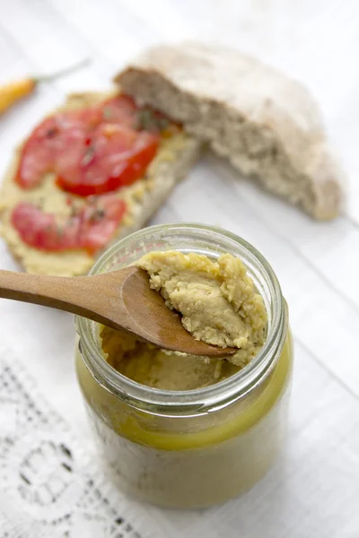 Hummus crostini med tomater — Stockfoto