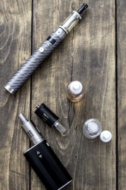 sağlıklı sigaranın ahşap masa seti