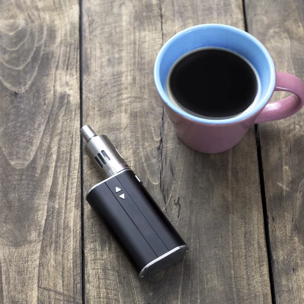 E-cigarette and cup of coffee — Stock Photo, Image