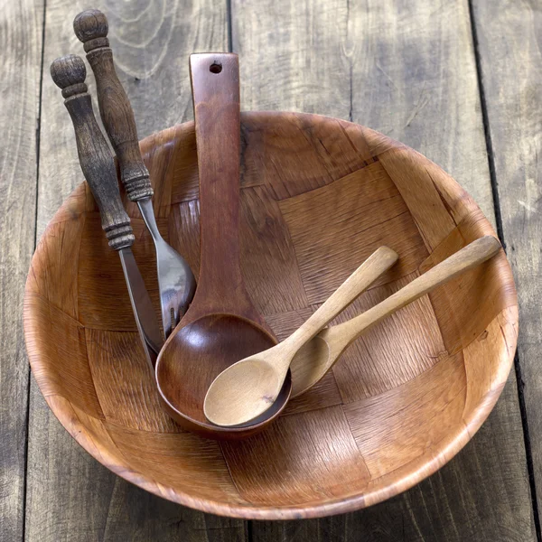 Dřevěné kuchyňské potřeby dřevěný stůl pozadí — Stock fotografie