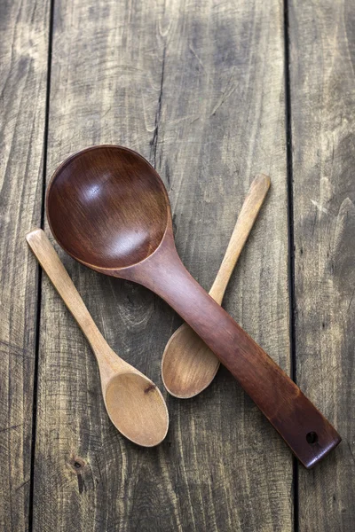 Utensílios de cozinha de madeira sobre fundo de mesa de madeira — Fotografia de Stock