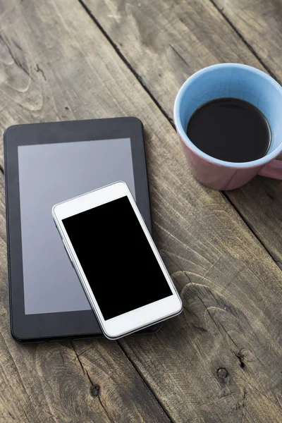 Telefon und Tablet-PC auf Holztisch — Stockfoto