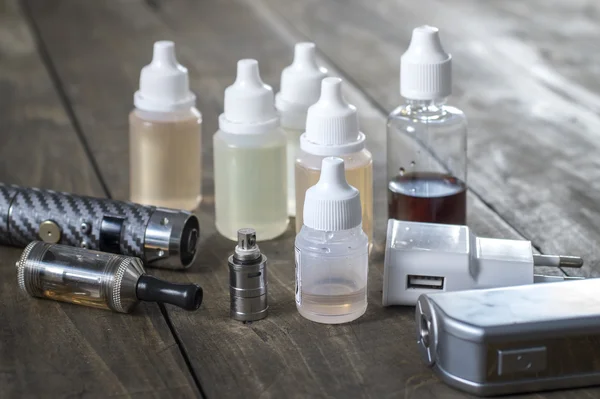 E-cigarettes with lots of different re-fill bottles — Stock Photo, Image