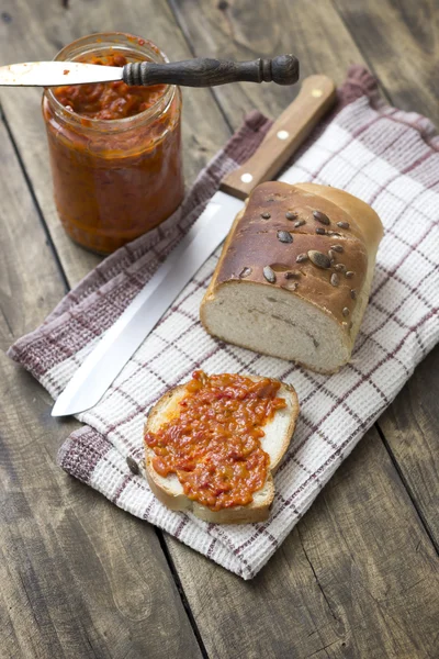 Fatia de pão untada com chutney — Fotografia de Stock