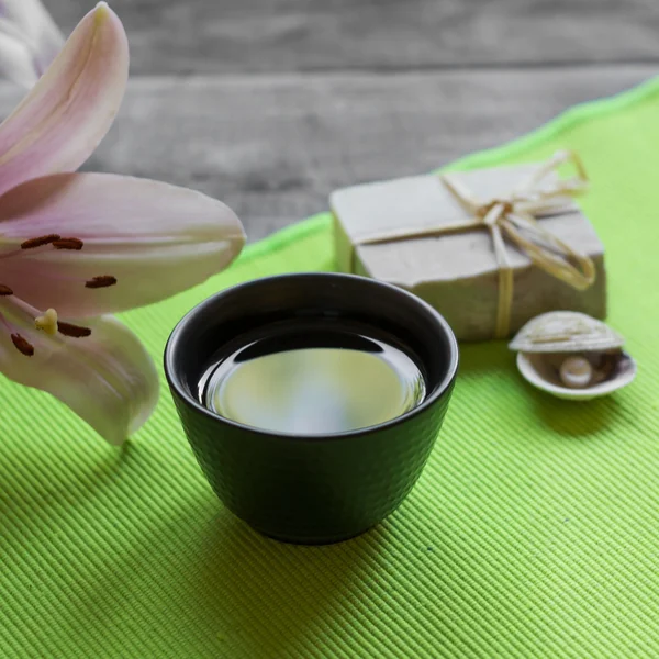 Taza de té asiática y ajustes de spa en tablero de madera — Foto de Stock