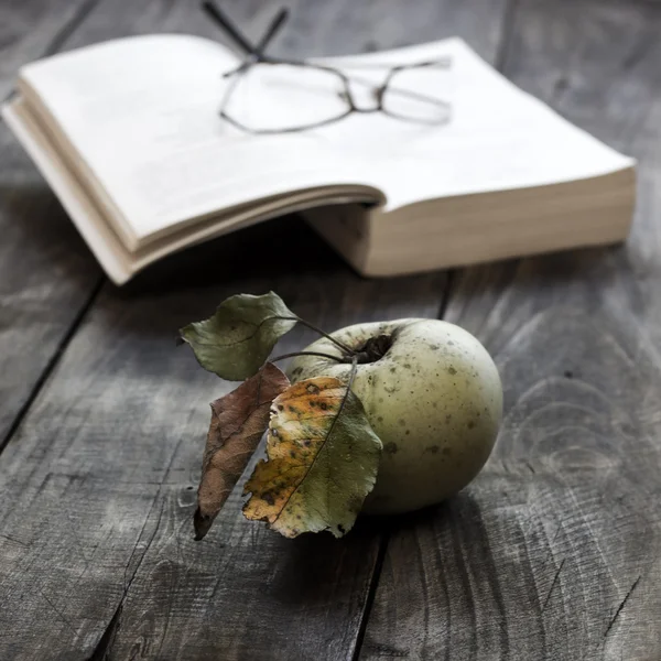 Pomme biologique et livre — Photo