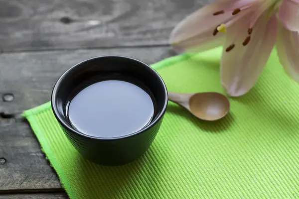 Taza de té asiática y ajustes de spa en tablero de madera — Foto de Stock