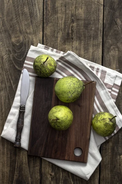 Fresh pears on wooden cutting board — Stock Photo, Image