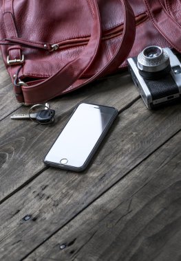 Kadın çanta malzeme, rustik ahşap arka plan üzerinde çanta