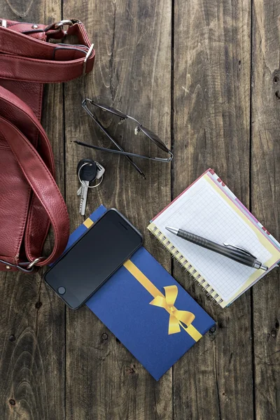 Cosas bolsa de mujer, bolso sobre fondo de madera rústico —  Fotos de Stock