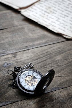 Ahşap arka plan üzerinde yalan eski vintage cep saati