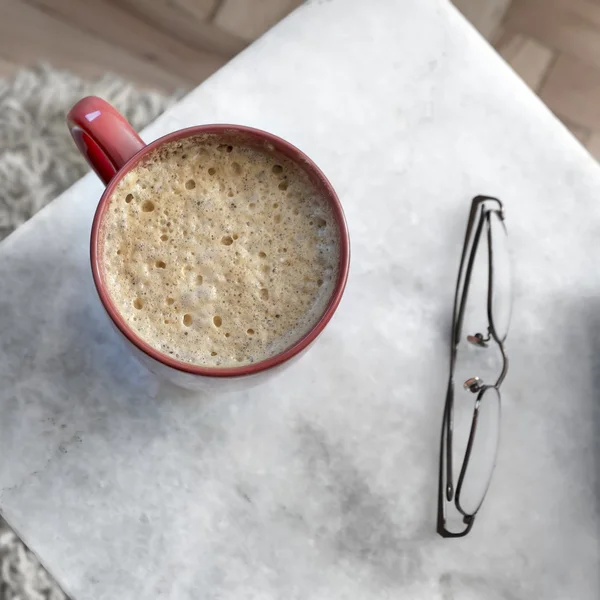 Coffee in red cup  on a marble table — Stock Photo, Image