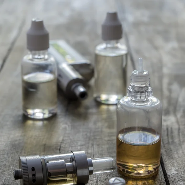 E-cigarettes with different re-fill bottles — Stock Photo, Image