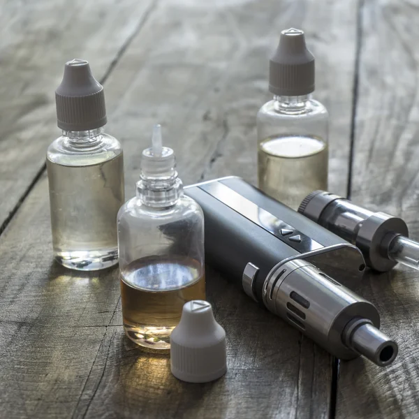 E-cigarettes with different re-fill bottles — Stock Photo, Image