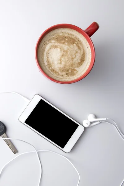 Telefonu a kávy na dřevěný stůl — Stock fotografie