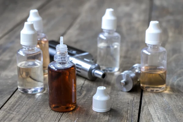 E-cigarettes with lots of different re-fill bottles — Stock Photo, Image