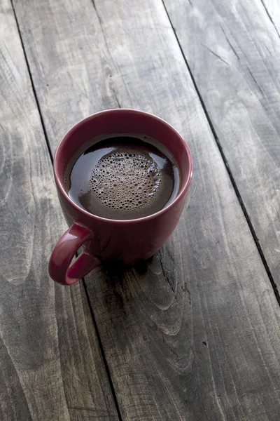 Kopp kaffe på trä bakgrund — Stockfoto