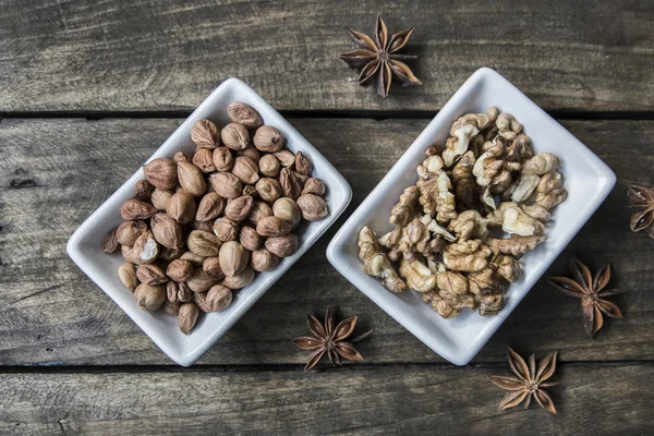 Walnuts and hazelnuts on wooden table — Stock Photo, Image