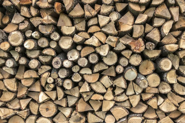 Achtergrond van droog gehakte brandhoutblokken in een stapel — Stockfoto