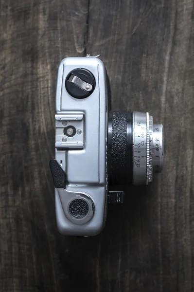 Pohled shora na staré dálkoměrný fotoaparát — Stock fotografie
