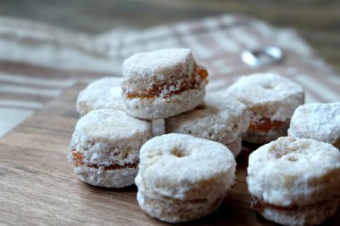 Ahşap masa üzerinde reçelli kurabiye