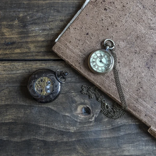 Czas - Zegarek kieszonkowy Vintage na tle wyblakły drewna — Zdjęcie stockowe