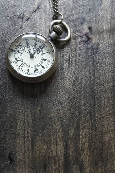 Tiempo - Vintage reloj de bolsillo en el fondo de madera envejecida — Foto de Stock