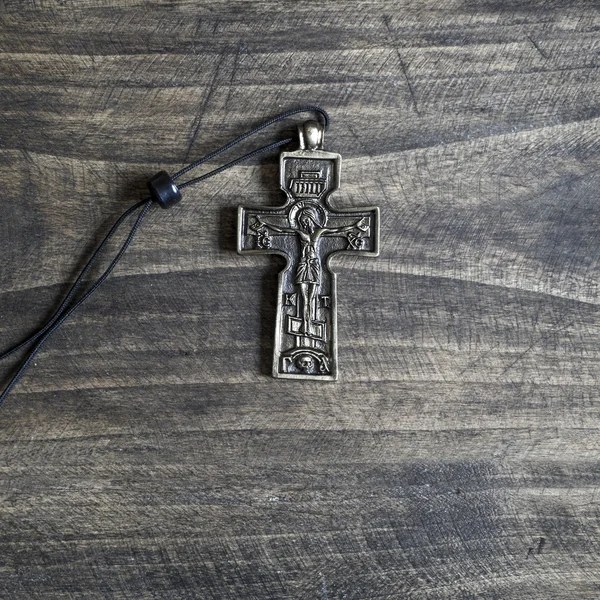 Primo piano di semplice croce cristiana collana — Foto Stock