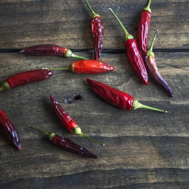 Eski ahşap masada kırmızı kırmızı kırmızı biber